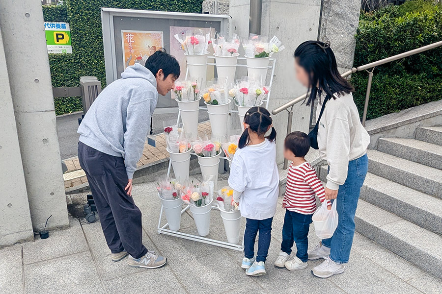 多聞院花まつり_花プレゼントの様子